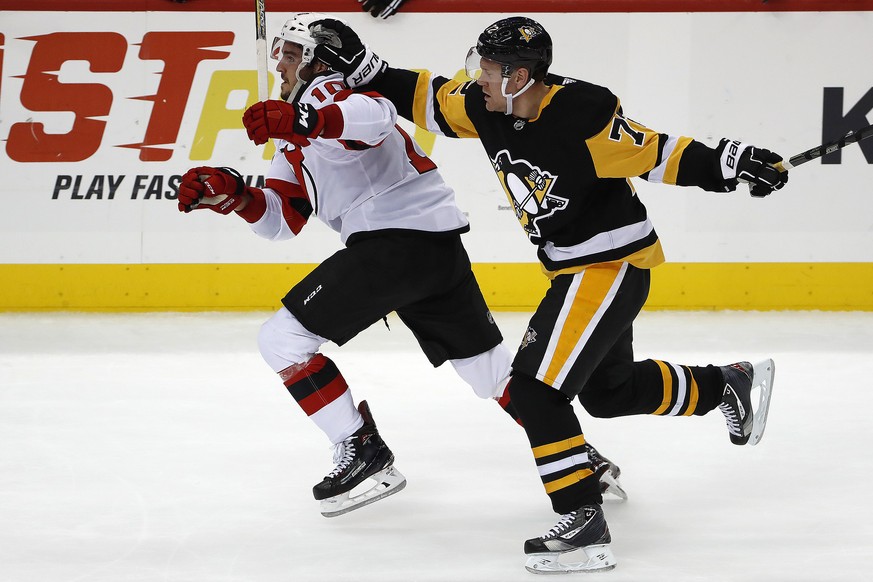 New Jersey Devils&#039; Jean-Sebastien Dea (10) and Pittsburgh Penguins&#039; Patric Hornqvist (72) skate after a loose puck during the third period of an NHL hockey game in Pittsburgh, Monday, Nov. 5 ...