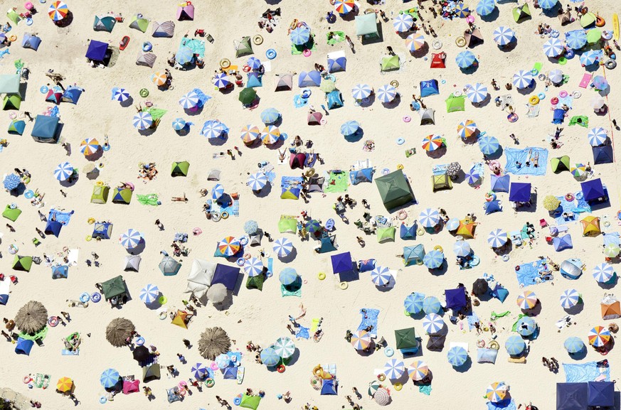 JAHRESRUECKBLICK 2015 - FEATURES - Umbrellas and beach-goers pack a beach in Shirahama town, Wakayama prefecture, western Japan on the Marine Day national holiday Monday, July 20, 2015. (KEYSTONE/AP)