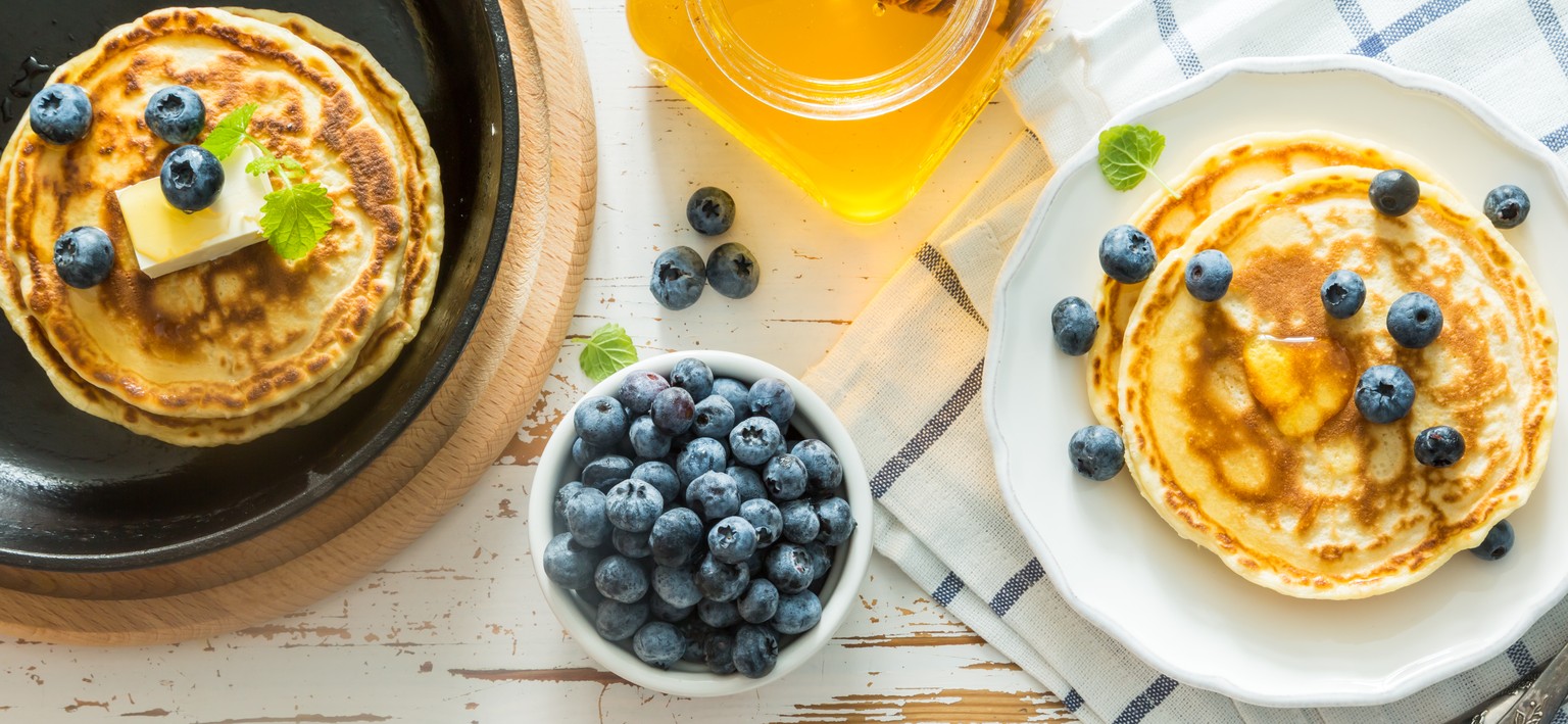 pancakes blueberry kanada usa pfannkuchen frühstück zmorge eier omelette crepes essen food
