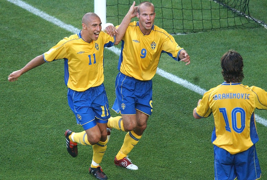 Sweden&#039;s Fredrik Ljunberg, center, celebrates with teammates Henrik Larsson, left, and Zlatan Ibramhimovic after scoring the opening goal during the Euro 2004 Group C soccer match between Bulgari ...