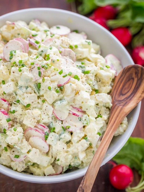 russischer kartoffelsalat radieschen essen food russland https://natashaskitchen.com/creamy-potato-salad-recipe/
