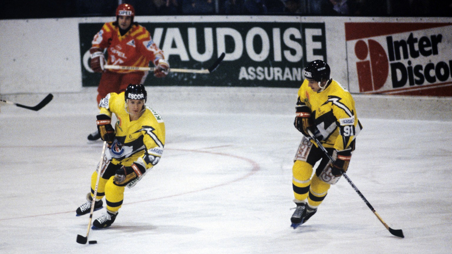 Die beiden Spieler, Slawa Bykow (links) und Andrej Chomutow (rechts), von Fribourg-Gotteron in AKtion, im November 1990. (KEYSTONE/Karl-Heinz Hug)