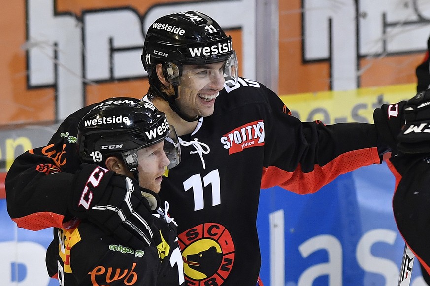 Berns Ryan Lasch, links, und Alain Berger feiern den Treffer zum 5:0 im Eishockey National League A Spiel zwischen dem SC Bern und Geneve-Servette HC, am Freitag, 7. Oktober 2016, in der PostFinance A ...