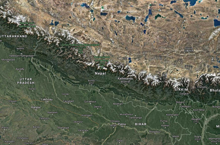 Nepal grenzt an Indien und ist sonst umschlossen von Gebirge.