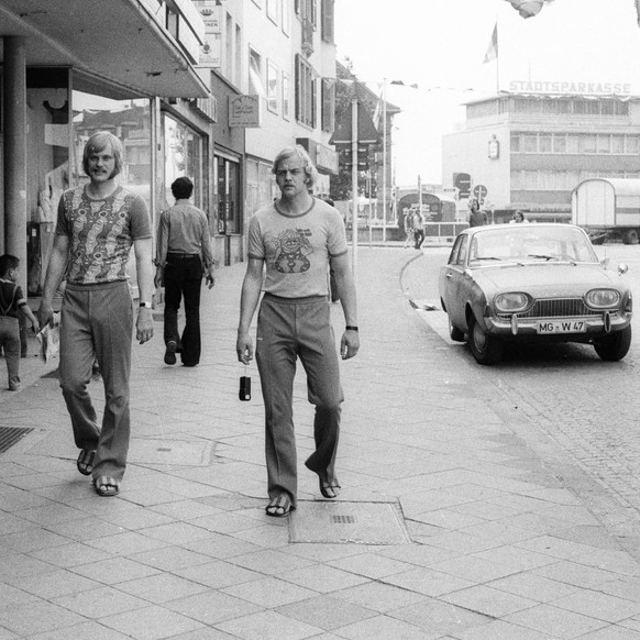 WM 1974, Nationalteam Schweden in Gladbach, die Torhüter Gören Hagberg und Ronnie Hellström bei einem Stadtbummel

World Cup 1974 National team Sweden in Gladbach The Goalkeeper Gören Hagberg and Ronn ...