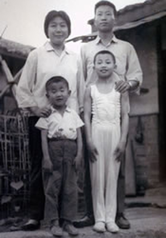 Ein Bild aus jungen Jahren: Donghua Li (r.) posiert stolz im Kunstturner-Dress.