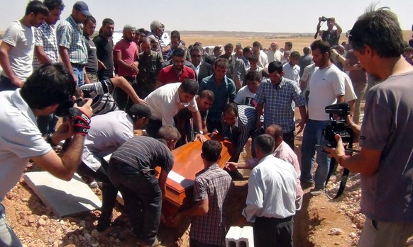 epa04912333 People attend the funeral of drowned three-year-old boy Aylan Kurdi from Syria during a funeral in Kobane, Syria, 04 September 2015. Pictures of the boy&#039;s body washed ashore in Turkey ...
