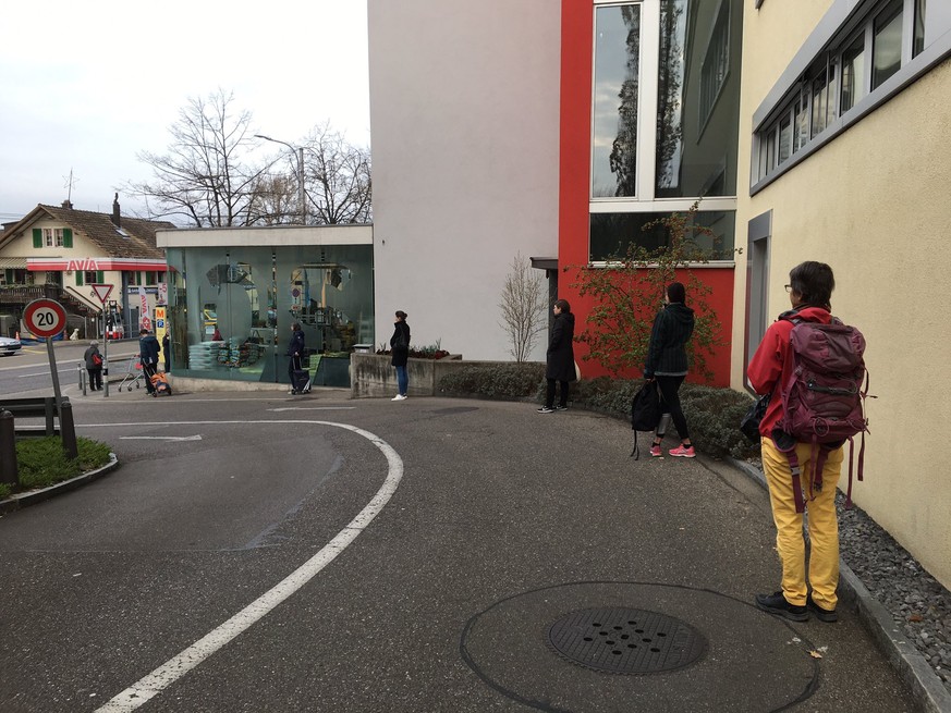 Nicht nur vor der Migros in Zürich-Höngg stehen die Kunden brav Schlange mit Social-Distancing-Abstand.