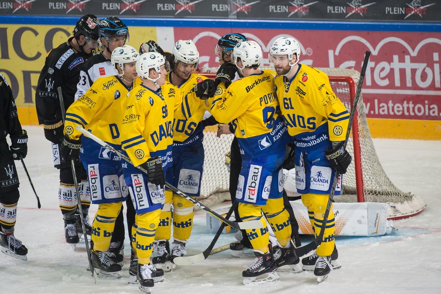 Davos&#039;s Sven Jung, Chris Egli, Dino Wieser, Jerome Portmann and Fabian Heldner, from left, celebrate the 1-3 goal, during the preliminary round game of National League between HC Lugano and HC Da ...