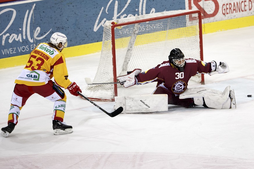 Tigers&#039; forward Andreas Thuresson, of Sweden, left, missing a goal against Geneve-Servette&#039;s goaltender Remo Giovannini, right, during a National League regular season game of the Swiss Cham ...