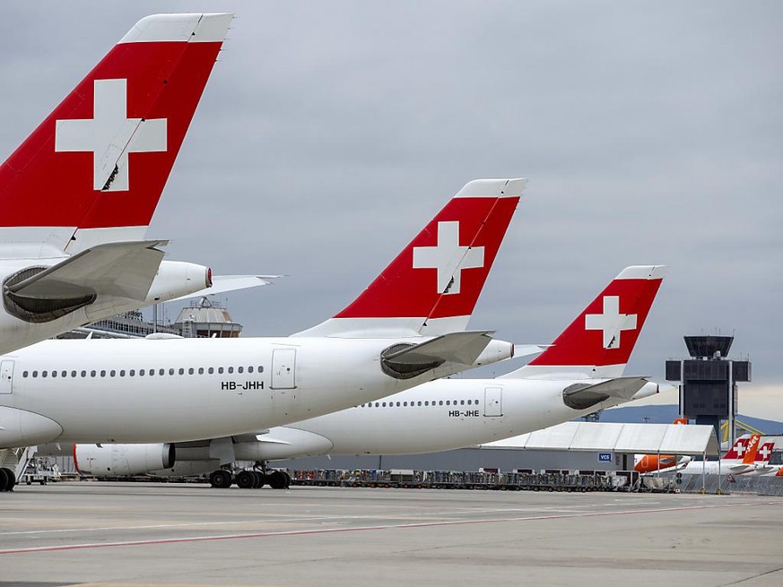Die Fluggesellschaft Swiss macht ernst mit Sparmassnahmen: Ab Juli gleicht sie den Lohn ihrer Angestellten in Kurzarbeit nicht mehr wie bis anhin auf das gewohnte Lohnniveau aus. (Archivbild)