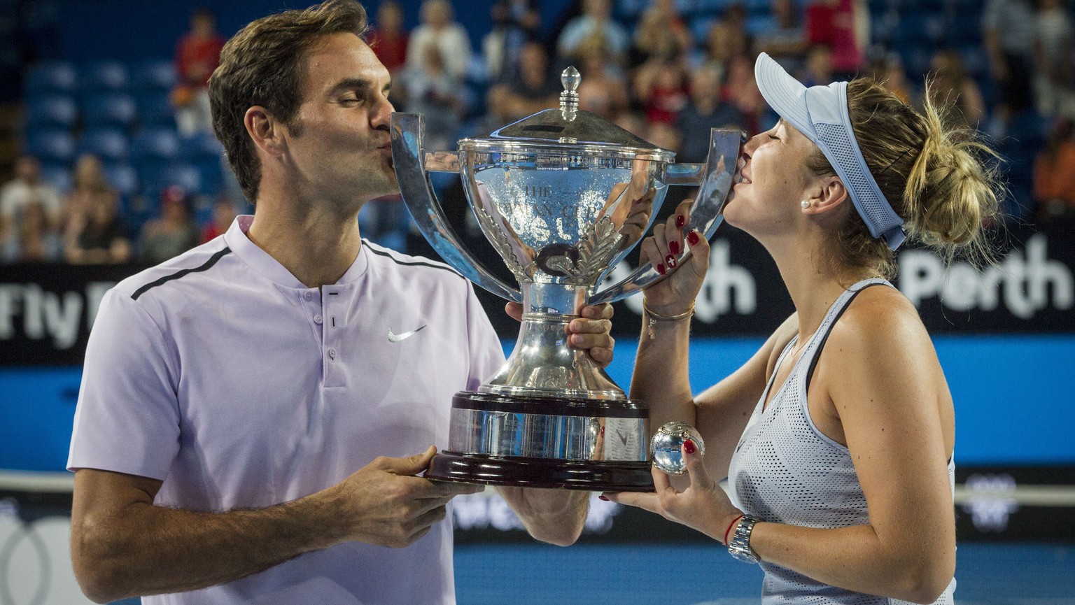 BILDPAKET -- ZUM JAHRESRUECKBLICK 2018 SPORT, STELLEN WIR IHNEN HEUTE FOLGENDES BILDMATERIAL ZUR VERFUEGUNG -- epa06420720 Roger Federer and Belinda Bencic of Switzerland celebrate their finals win wi ...