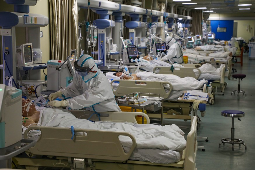 epa08201822 Medical staff work in the isolated intensive care unit in a hospital in Wuhan, Hubei province, China, 06 February 2020 (issued 08 Ferbuary 2020). The nation is pulling medical resources fr ...