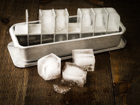 eiswürfel eis kühlfach freezer trinken essen kochen cocktails shutterstock