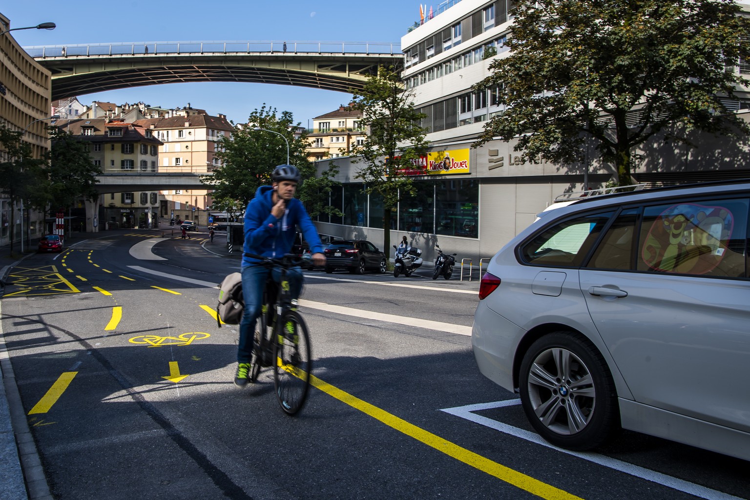 Un cycliste roule avec son velo sur une nouvelle piste cyclable a la rue Saint-Martin le jeudi 11 juin 2020 a Lausanne. La Ville de Lausanne reamenage une partie de ses espaces publics apres la crise  ...