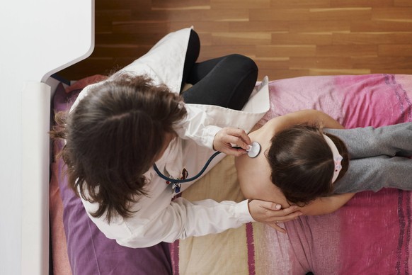 Top view of a pediatric doctor examine little girl with stethosc Pamplona, Navarre, Spain PUBLICATIONxINxGERxSUIxAUTxONLY CR_SEBO201130O-564190-01 ,model released, Symbolfoto