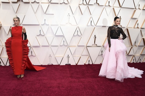 Kristen Wiig, left, and Gal Gadot arrive at the Oscars on Sunday, Feb. 9, 2020, at the Dolby Theatre in Los Angeles. (Photo by Jordan Strauss/Invision/AP)
Kristen Wiig,Gal Gadot