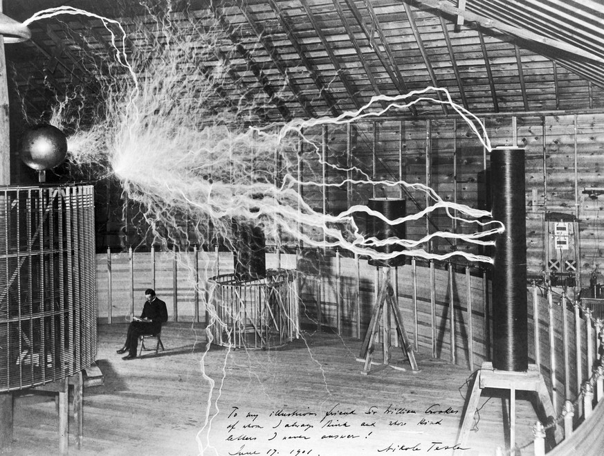 Inszeniert sich gerne als Magier und lässt Strom durch seinen Körper laufen, Funken sprühen und Kugelblitze sausen: Nikola Tesla.