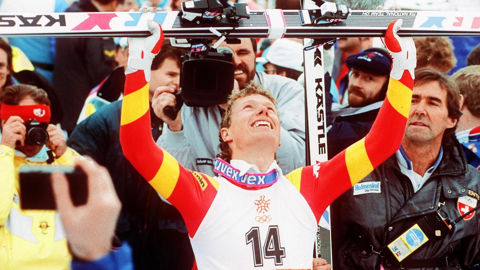 Pirmin Zurbriggen jubelt am 15. Februar 1988 ueber seine Goldmedaille in der Herren-Abfahrt an den XV. Olympischen Winterspielen in Calgary, Kanada. (KEYSTONE/EPA/DPA/Str)