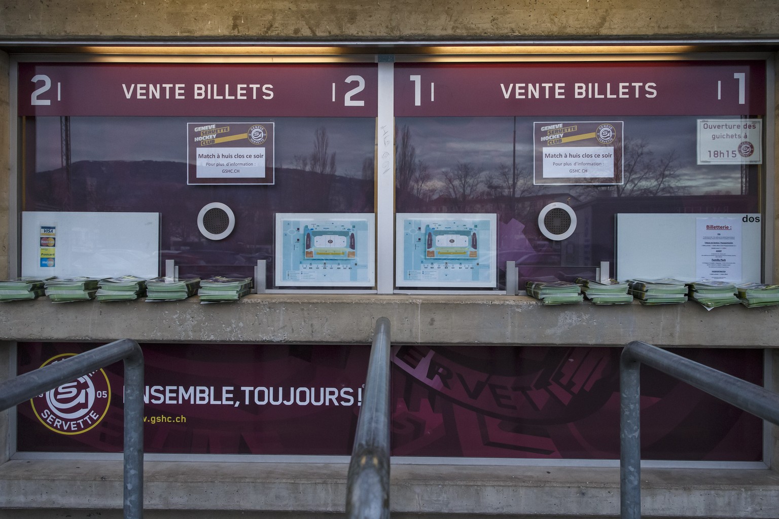 Placards &quot;behind closed doors&quot; are displayed at the checkout for the National League regular season game of the Swiss Championship between Geneve-Servette HC and Lausanne HC behind closed do ...