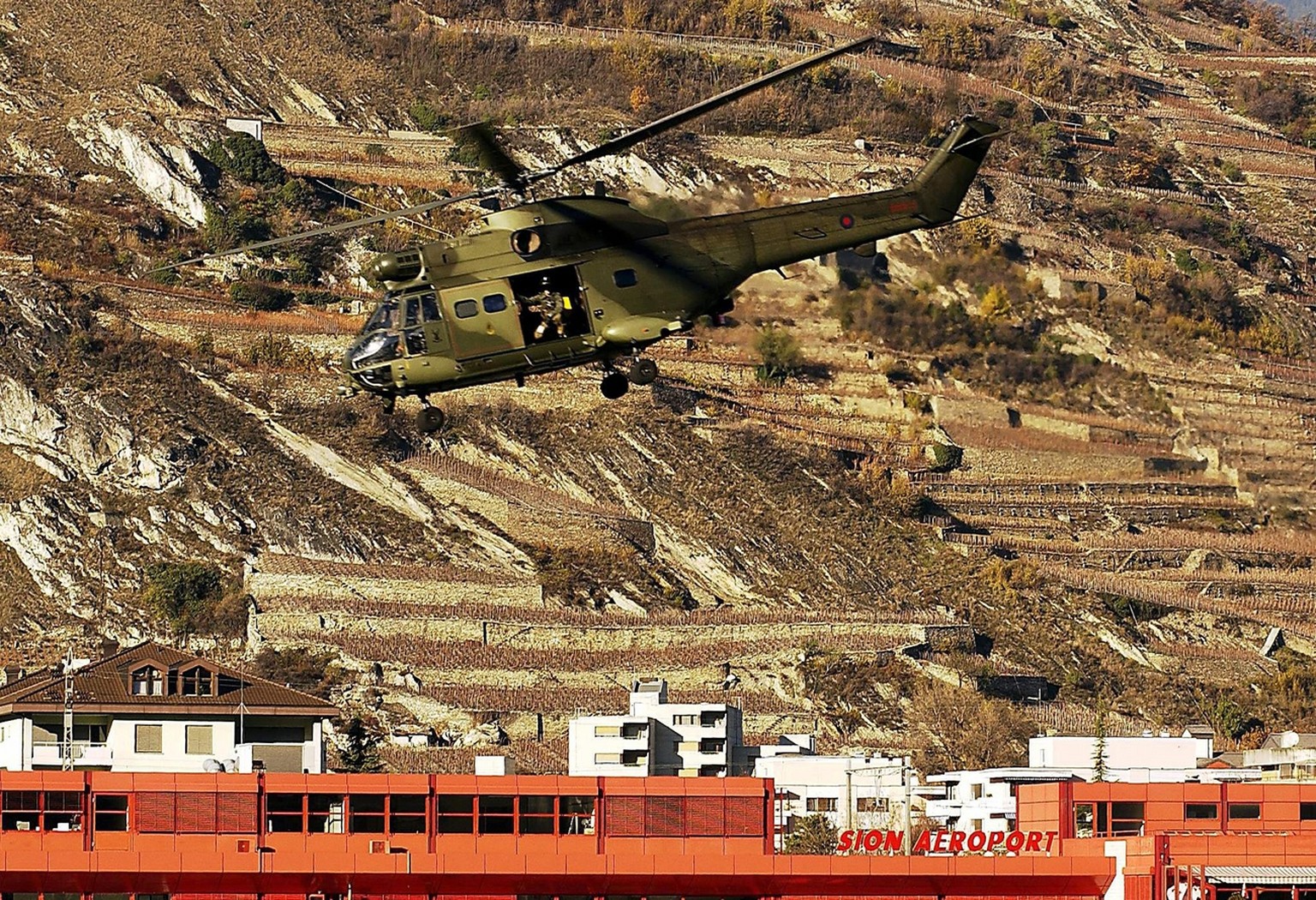 Un helicoptere de type Puma decolle de l aeroport de Sion ce mardi 19 novembre 2002. Des pilotes britanniques de la Royal Air Force s entrainent depuis le 11 novembre en Valais. Leur but est de s entr ...
