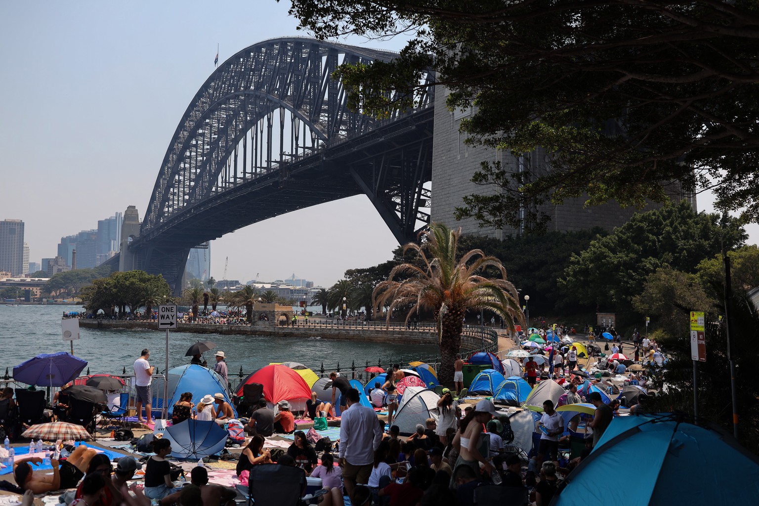 epa08095508 Crowds gather at Kirribilli ahead of the New Year&#039;s Eve fireworks display in Sydney, Australia, 31 December 2019. EPA/CITY OF SYDNEY - PAUL BRAVEN AUSTRALIA AND NEW ZEALAND OUT EDITOR ...
