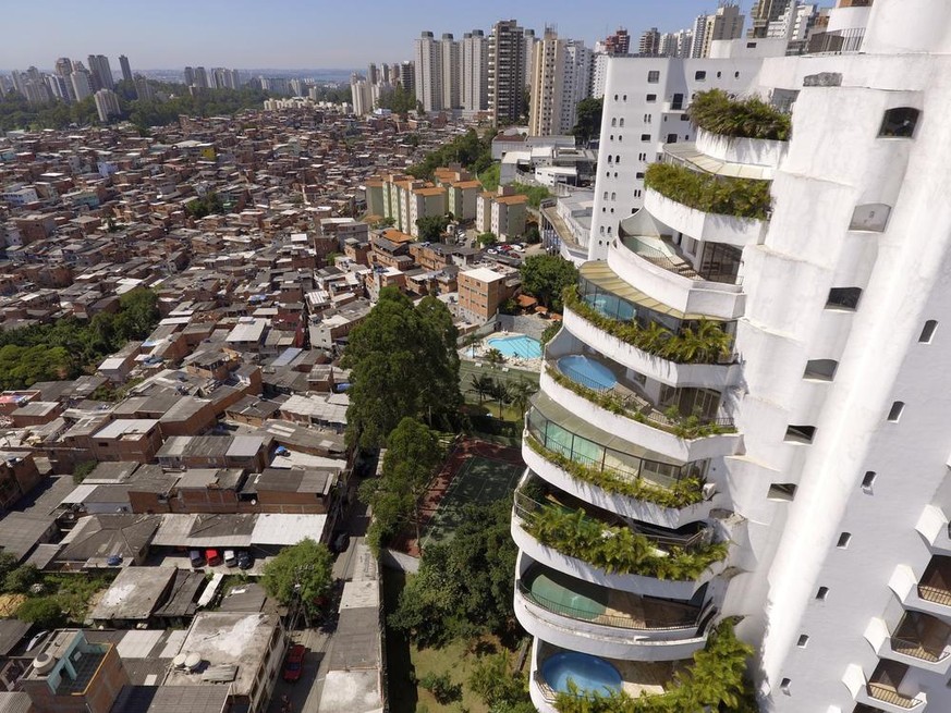 Eine Ikone sozialer Ungleichheit in São Paulo, Brasiliens größter Stadt: Das Paraisópolis Favela und die Luxusgebäude