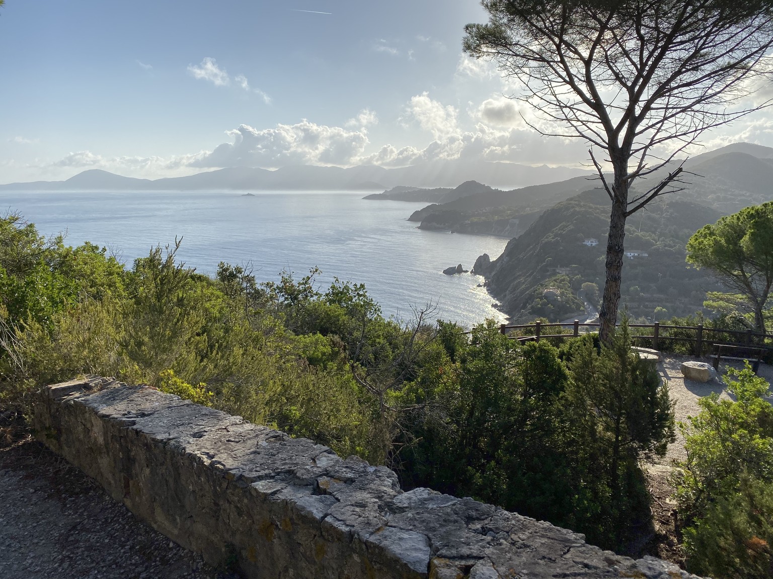 Blick von der Halbinsel des Capo d'Enfola Richtung Festland (ganz im Hintergrund).