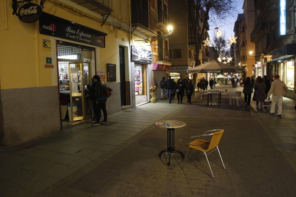 A chair and table on the terrace of a bar in Palma, Mallorca Spain, 29 December 2020. As of this Tuesday in Mallorca, the terraces of bars, restaurants and cafes must close at 6 pm every day and the c ...