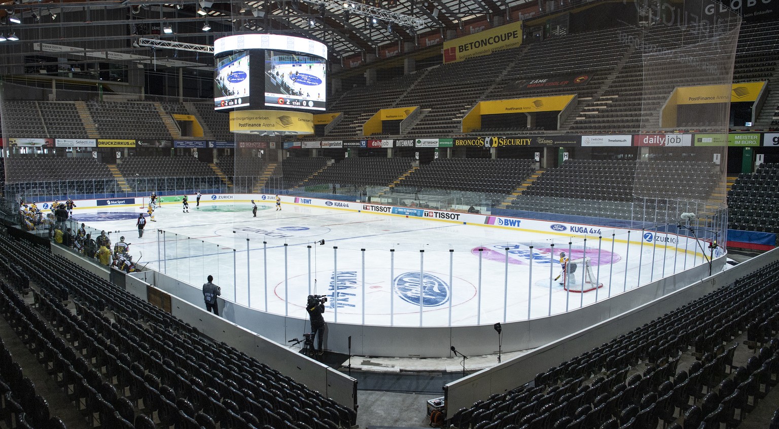 Sicht in die leere Halle im Eishockey Cup Achtelfinalspiel zwischen dem SC Bern und dem HC Davos, am Sonntag, 25. Oktober 2020, in der PostFinance Arena in Bern. (KEYSTONE/Peter Schneider)