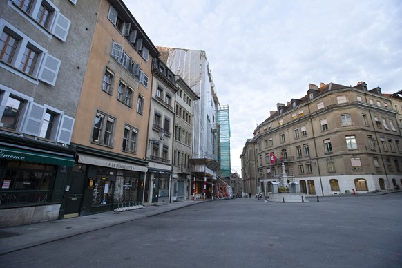 View of empty place du Bourg de Four at the GenevaÕs Old City after closing of restaurants, stores, and bars, following the SwissÕ authorities proclaims Monday the state of necessity to fight against  ...