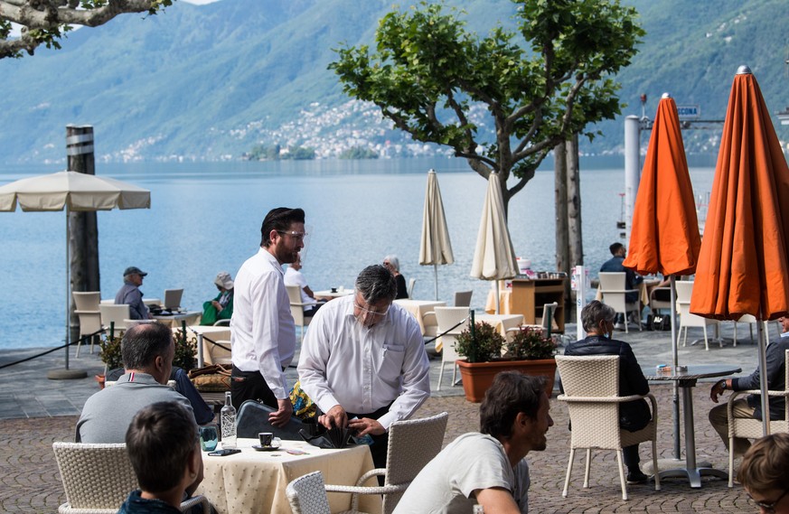 Einheimische und Touristen geniessen das schoene Wetter an der Uferpromenade in Ascona, am Sonntag, 17. Mai 2020. (KEYSTONE/Ti-Press/Samuel Golay)