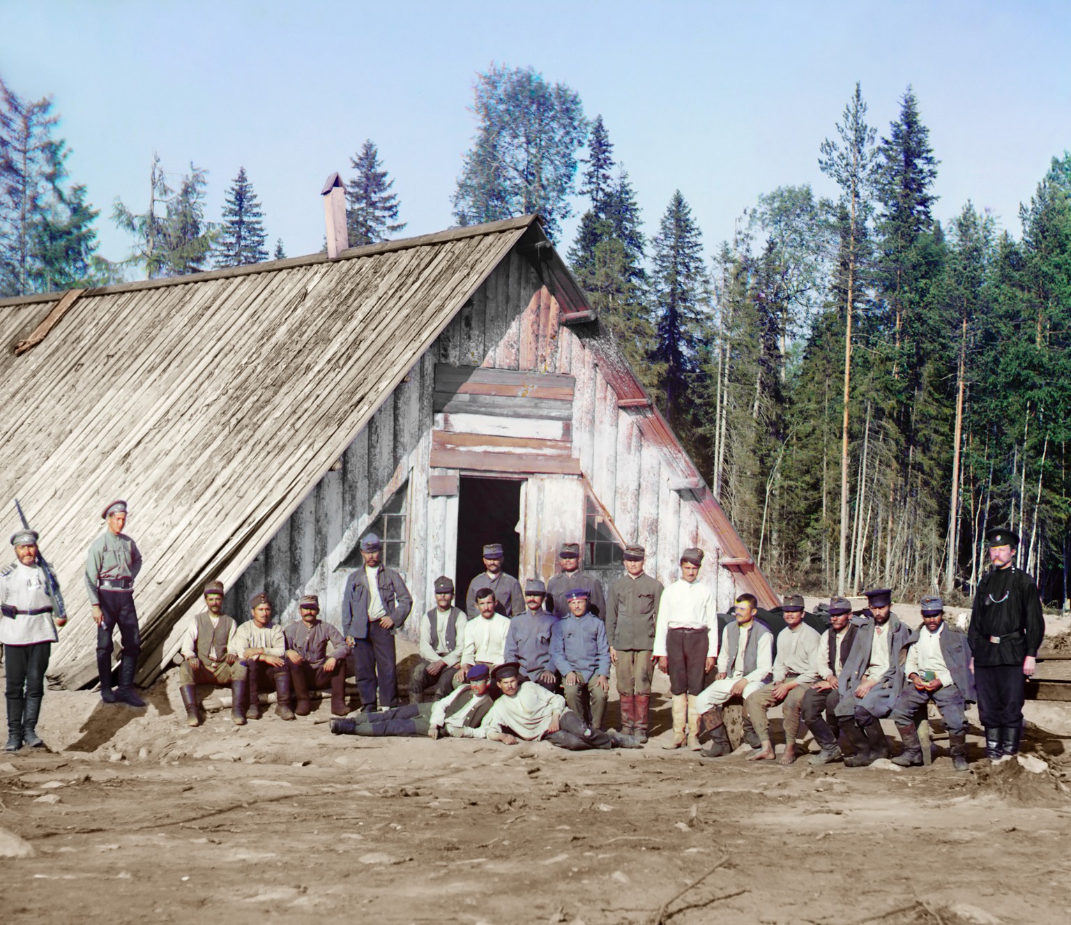 Österreichische Kriegsgefangene bei einer Baracke in Karelien.