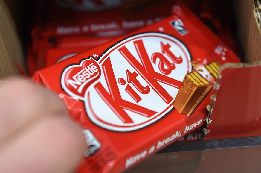 epa05116030 Kit Kat chocolate bars at a store in London, Britain, 21 January 2016. Swiss confectionary company Nestle has lost its bid to register the shape of its four-finger Kit Kat as its trademark ...