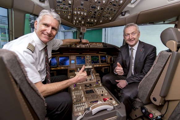 Der neue CEO der Swiss Thomas Kluehr, rechts, und Captain Andreas Boner, links, am Steuer der Boeing 777-300ER in einem Hangar im Flughafen Zuerich KIoten am Freitag 29. Januar 2016. (KEYSTONE/NICK SO ...