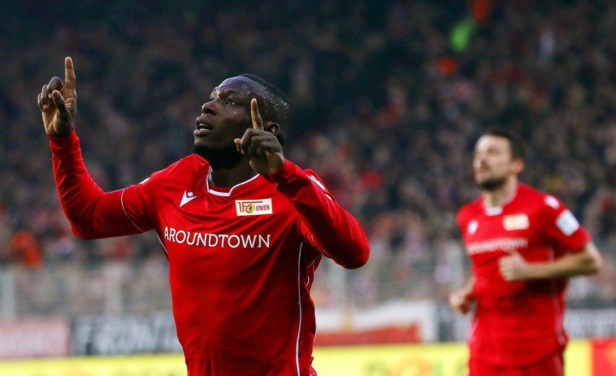 epa08019647 Union&#039;s Anthony Ujah (L) celebrates after scoring the 1-0 lead during the German Bundesliga soccer match between FC Union Berlin and Borussia Moenchengladbach in Berlin, Germany, 23 N ...
