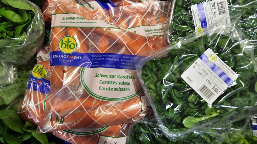 Frisches Gemuese, abgepackte Karotten und Salat von M-Bio, liegen am 20. Januar 2005 auf einer Auslage im Migros Limmatplatz in Zuerich. Migros zaehlt zu den groessten Anbietern in der Schweiz. Das Ve ...