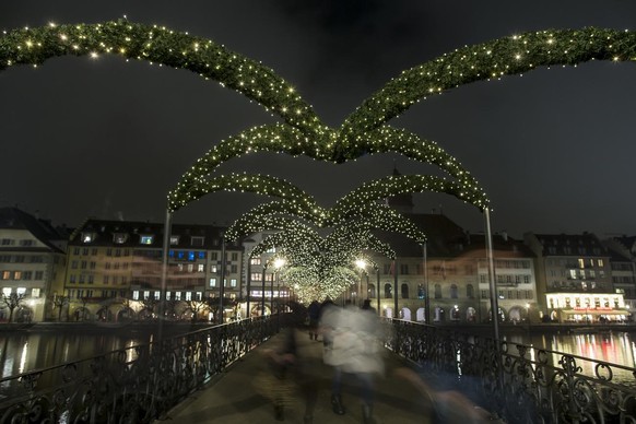 Die Weihnachtsbeleuchtung auf dem Rathaussteg in Luzern am Dienstag, 8. Dezember 2015. (KEYSTONE/Alexandra Wey)