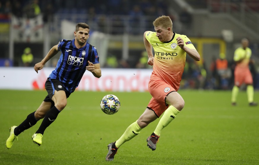 Manchester City&#039;s Kevin De Bruyne, right, challenges for the ball with Atalanta&#039;s Remo Freuler during the Champions League group C soccer match between Atalanta and Manchester City at the Sa ...