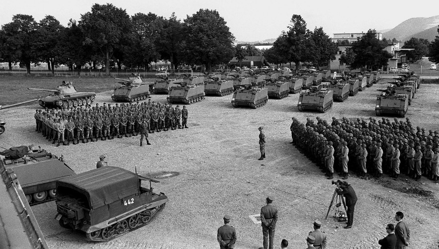 ARCHIV---Uebergabe der M-113 Schuetzenpanzer an die Armee 1964 in Thun. Die Armee soll die 40-jaehrigen Ketten-Schuetzenpanzer M-113 durch moderne Maschinen ersetzen, wie die Sicherheitspolitische Kom ...
