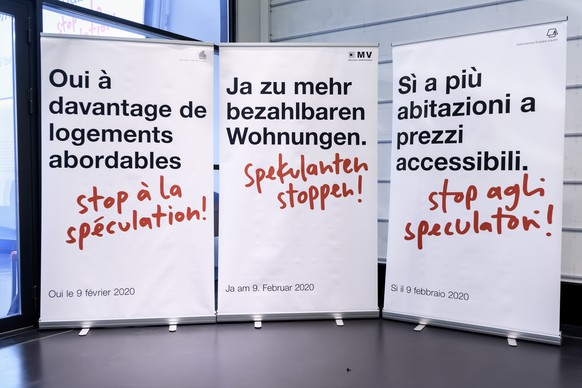 Drei Plakate fotografiert an einer Medienkonferenz ueber die Abstimmung ueber die Initiative « Mehr bezahlbare Wohnungen » , am Dienstag, 7. Januar 2020, im Medienzentrum Bundeshaus in Bern. (KEYSTONE ...