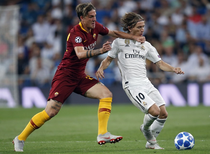 Real midfielder Luka Modric, right, duels for the ball with Roma midfielder Nicolo&#039; Zaniolo during a Group G Champions League soccer match between Real Madrid and Roma at the Santiago Bernabeu st ...