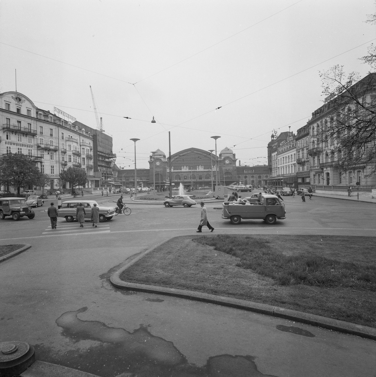 Der Bahnhofplatz in Basel 1957.