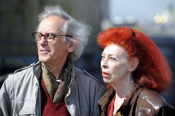 epa08456657 (FILE) - A file photo dated 15 April 2009 shows artists Christo (L) and his wife, Jeanne-Claude, attend a press conference in Vienna, Austria (reissued 31 May 2020). According to media rep ...
