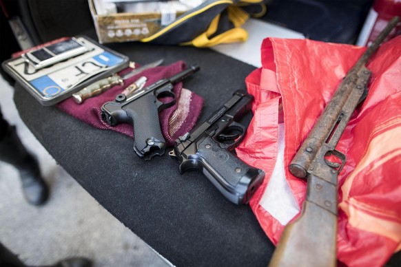 epa06355115 Weapons seized during extraordinary checks and searches in Ostia, Rome district, Italy, 28 November 2017. State, Carabinieri and finance police in Ostia on 28 November 2017 amid fears that ...