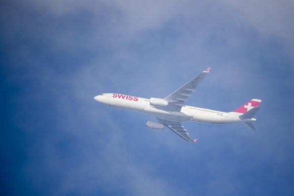 THEMENBILD ZUM AUSBAU DES FLUGANGEBOTS DER SWISS --- Ein Airbus 330-300 von Swiss Airlines ueberfliegt nach dem Start den Flughafen Zuerich, am Dienstag, den 14. November 2017, in Kloten. (KEYSTONE/Ch ...