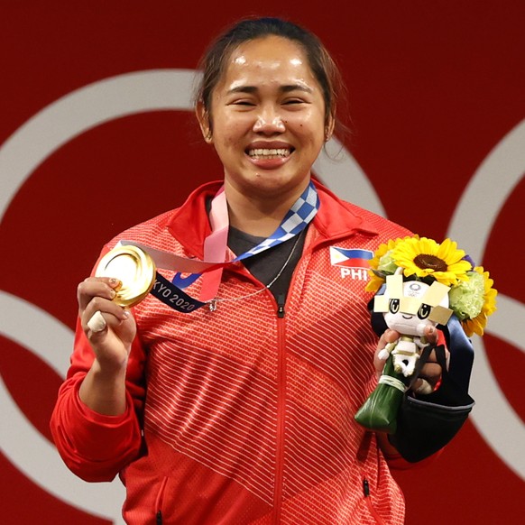 epa09367829 Gold medalist Hidilyn Diaz of the Philippines celebrates after the Women&#039;s 55kg Snatch in the Weightlifting events of the Tokyo 2020 Olympic Games at the Tokyo International Forum in  ...