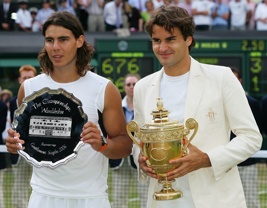 ZUM MAENNER-FINAL AN DEN AUSTRALIAN OPEN 2017 ZWISCHEN ROGER FEDERER UND RAFAEL NADALSTELLEN WIR IHNEN FOLGENDES BILDMATERIAL ZUR VERFUEGUNG - Roger Federer of Switzerland and Rafael Nadal of Spain ho ...