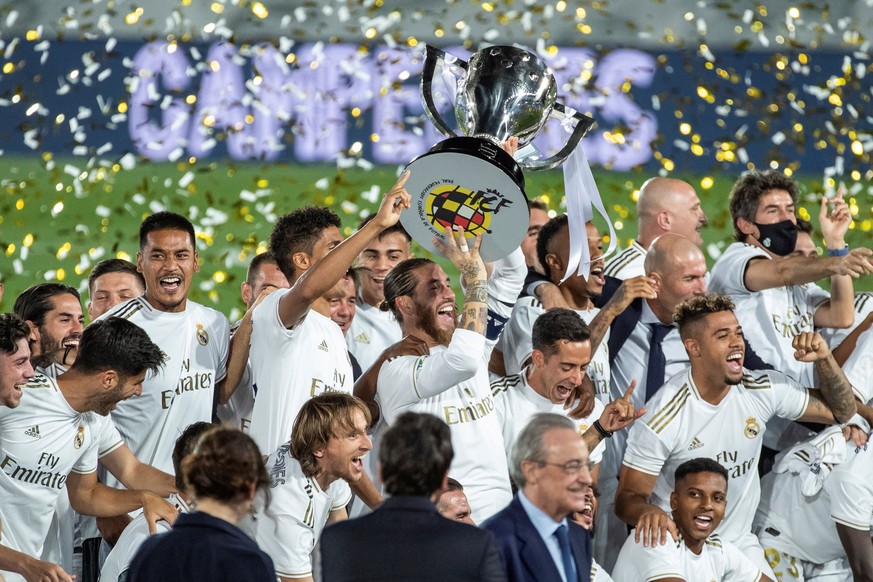epa08550870 Real Madrid&#039;s captain Sergio Ramos (C) lifts the trophy after winning Villarreal CF in their Spanish LaLiga soccer match held at Alfredo Di Estefano Stadium, in Madrid, Spain, 16 July ...