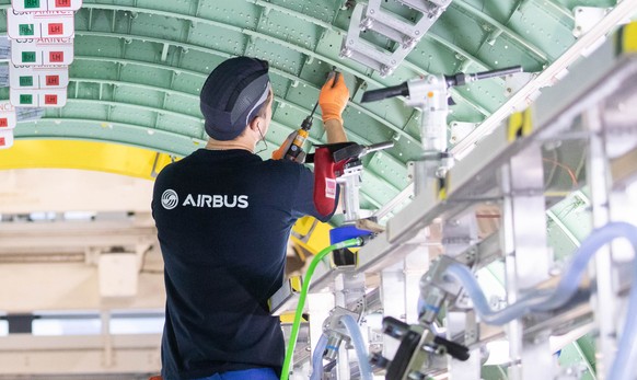 ARCHIV - 01.10.2019, Hamburg: Ein Airbus-Techniker arbeitet in einem Rumpfsegment in der Strukturmontage der Airbus A320-Familie in Hangar 245 im Airbus Werk in Finkenwerder. (KEYSTONE/DPA/Christian C ...